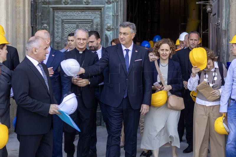 Premijer Plenković i nadbiskup Kutleša obišli Zagrebačku katedralu