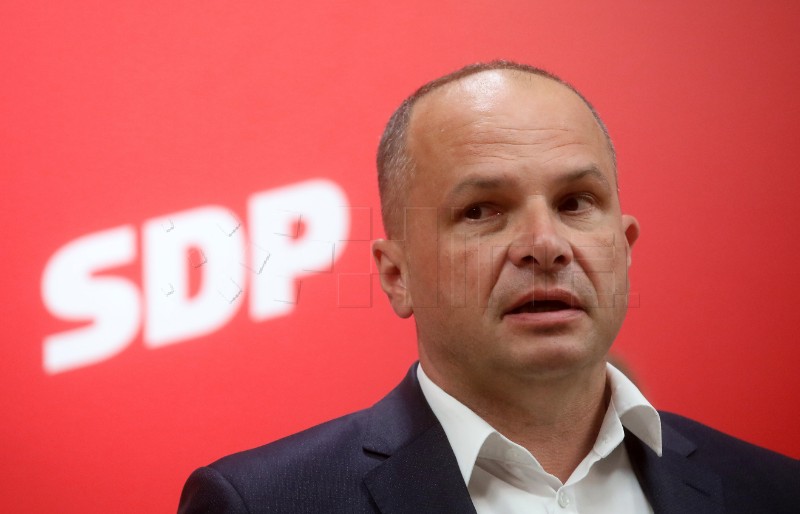 Predsjednik SDP-a Siniša Hajdaš Dončić i zastupnici održali konferenciju za medije 