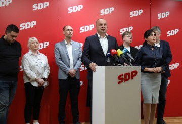 Predsjednik SDP-a Siniša Hajdaš Dončić i zastupnici održali konferenciju za medije 