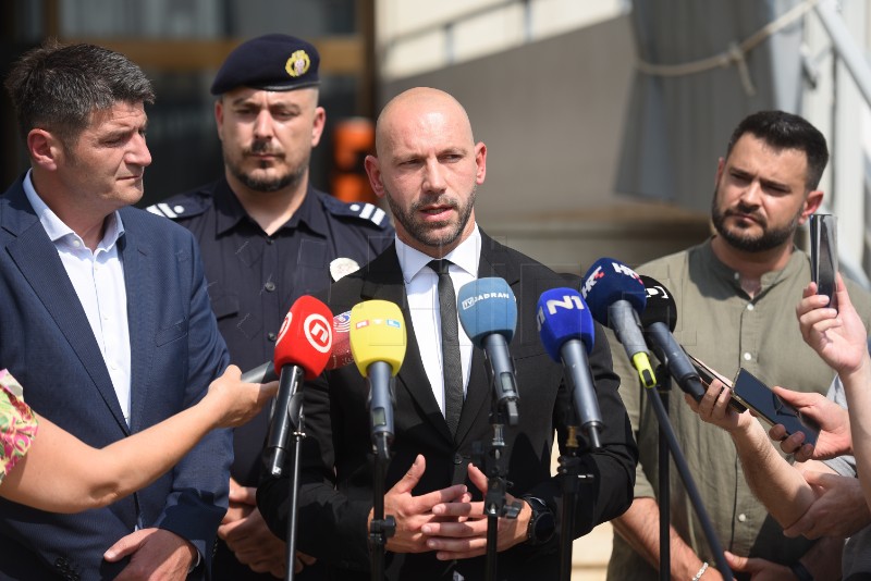 Ministar Damir Habijan održao konferenciju za novinare ispred zatvora u Splitu