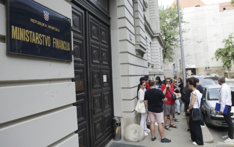 Udruga CROHM ispred Ministarstva financija