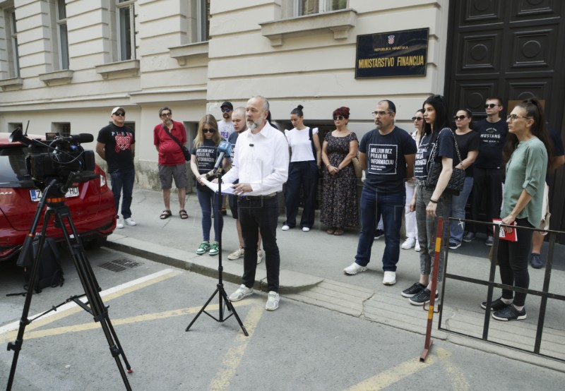 Udruga CROHM ispred Ministarstva financija