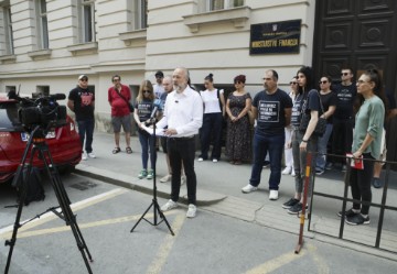 Udruga CROHM ispred Ministarstva financija