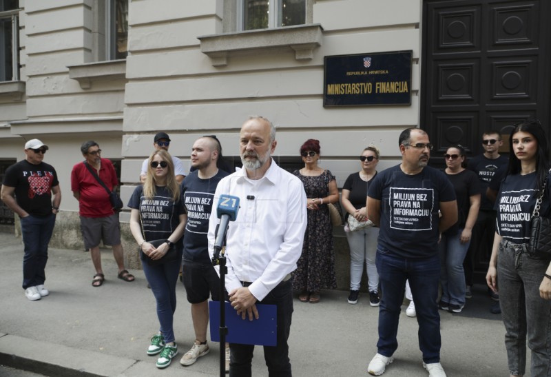 Udruga CROHM ispred Ministarstva financija