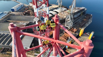 Pula: Aktivisti Greenpeacea popeli se na 135 metara visoke tornjeve platforme
