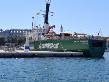 Konferencija za medije u neposrednoj blizini Greenpeaceovog broda Arctic Sunrise