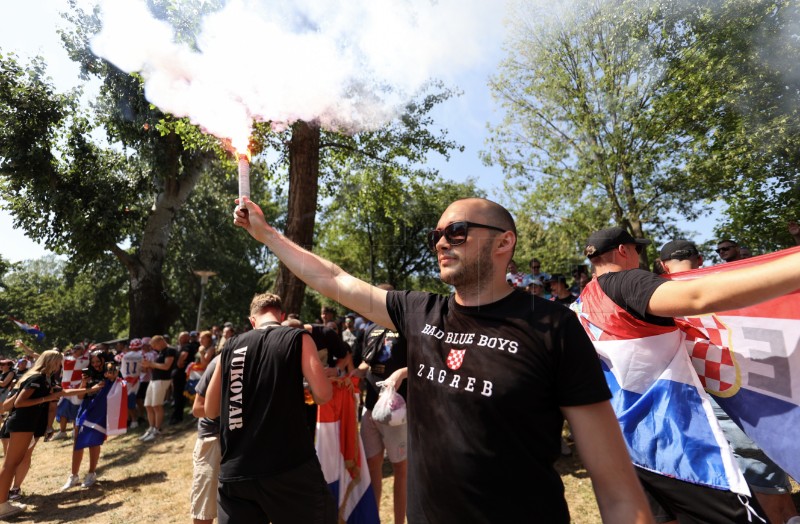 Deseci tisuća ljudi stižu na Bundek na koncert Thompsona