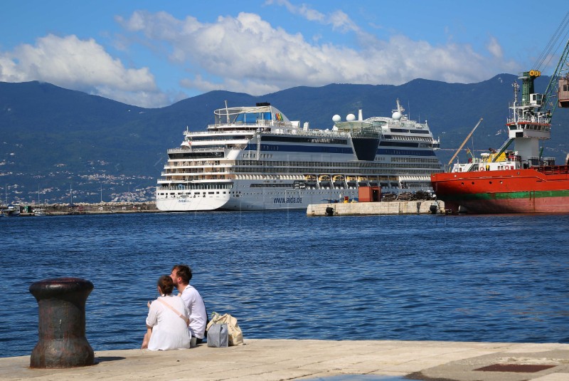  Rijeka: U riječku luku uplovio kruzer AIDAblu