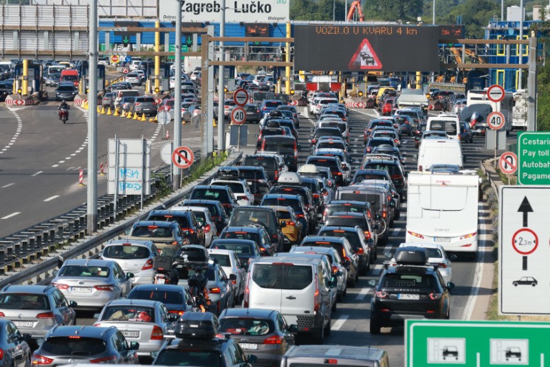Kolona vozila na naplati Lučko