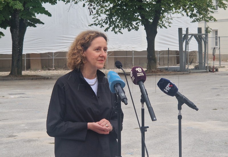 Vraćen križ na toranj crkve Presvetoga Trojstva u Karlovcu