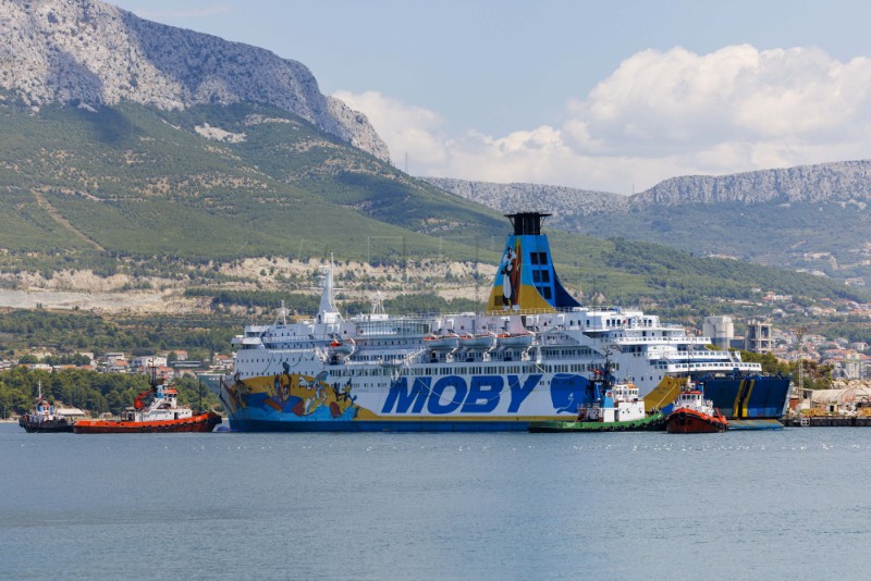 Brod Moby Drea u pratnji četiri remorkera uplovio u Brodosplit