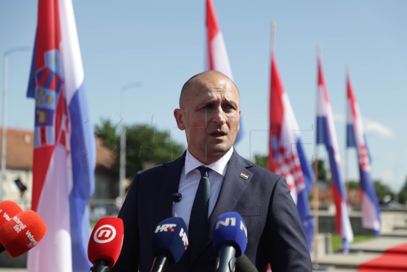 Pripreme uoči vojnog mimohoda u čast VRO "Oluja"
