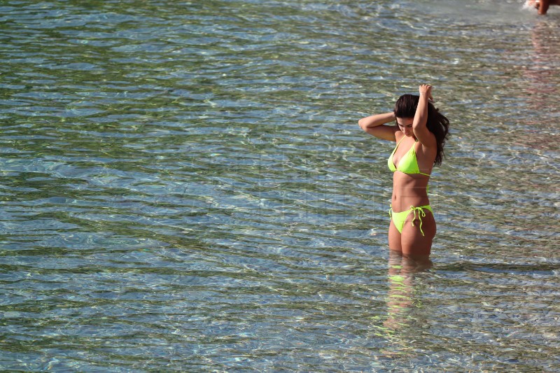 Kupači na plaži u Podgori