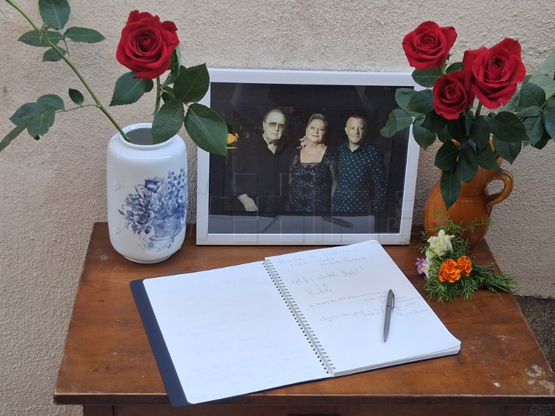 Residents of Šibenik pay their respects to Dedić family