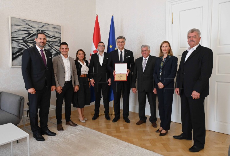 Premijer Plenković primio izaslanstvo Društva Trka na prstenac 