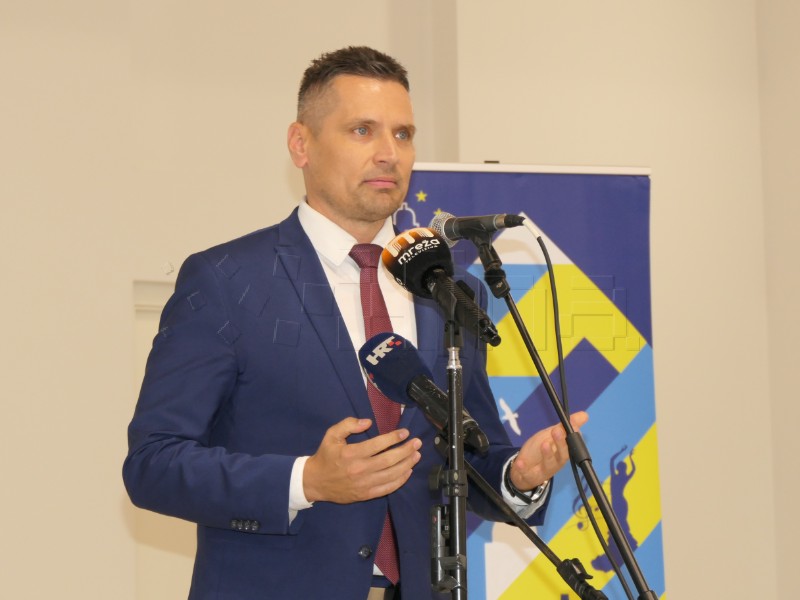 Ministrica kulture u Sisku otvorila izložbu “Kratka povijest hrvatske skulpture”