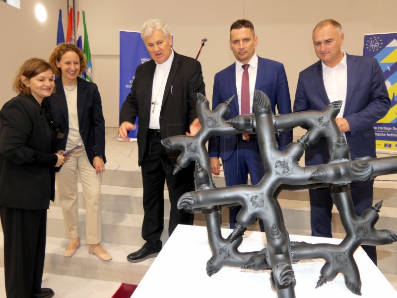 Ministrica kulture u Sisku otvorila izložbu “Kratka povijest hrvatske skulpture”
