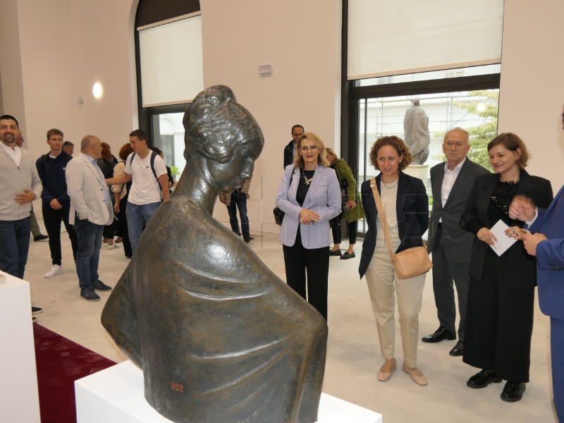 Ministrica kulture u Sisku otvorila izložbu “Kratka povijest hrvatske skulpture”