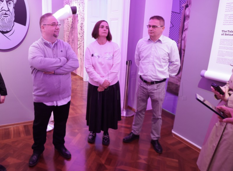 Razgledanje multimedijske izložbe "Arheologija i popularna kultura"
