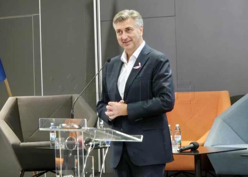Plenković pozvao mlade članove HDZ-a da se dokažu kroz politički fight
