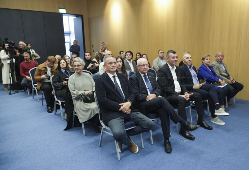 Predstavljen pilot-projekt uvođenja noćnih vlakova