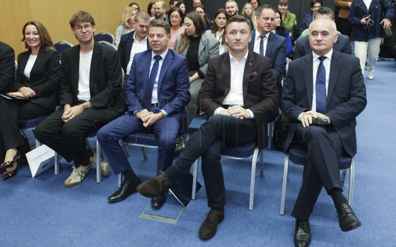 Predstavljen pilot-projekt uvođenja noćnih vlakova