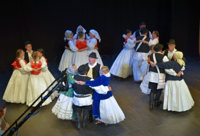 Na Susretu hrvatskih folklornih ansambala u Bjelovaru nastupilo 460 folkloraša