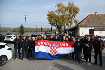 Stipo Mlinarić dao izjavu za medije na temu najavljenog bacanja vijenca u Dunav