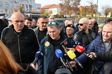 Stipo Mlinarić dao izjavu za medije na temu najavljenog bacanja vijenca u Dunav