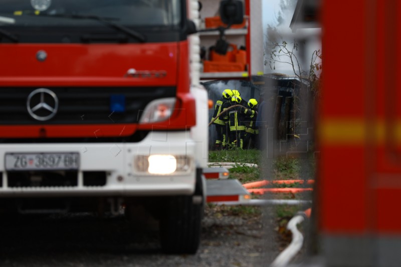 Izbio požar u skladištu guma u Sesvetama, ozlijeđeni radnici