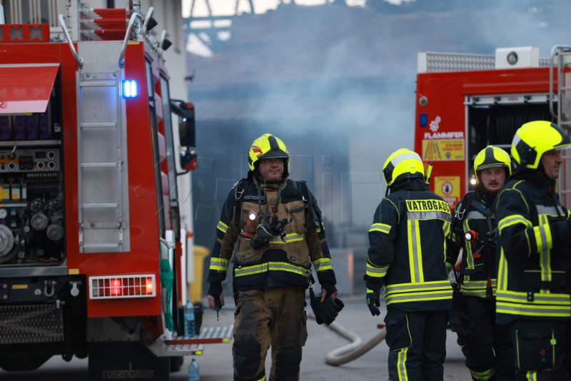 Izbio požar u skladištu guma u Sesvetama, ozlijeđeni radnici