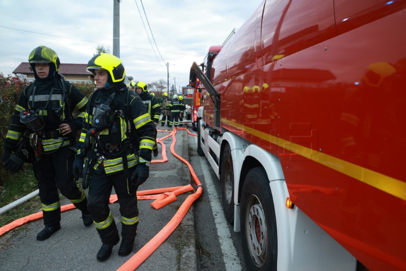 Izbio požar u skladištu guma u Sesvetama, ozlijeđeni radnici