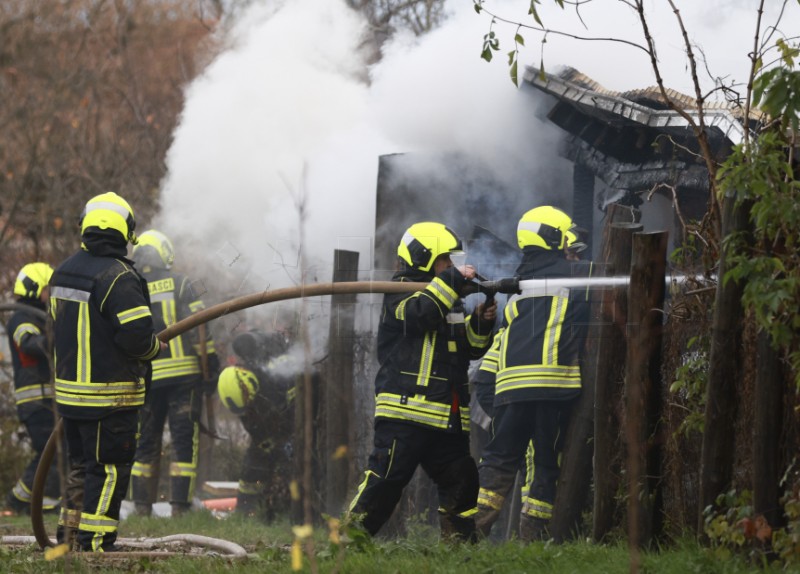 Izbio požar u skladištu guma u Sesvetama, ozlijeđeni radnici