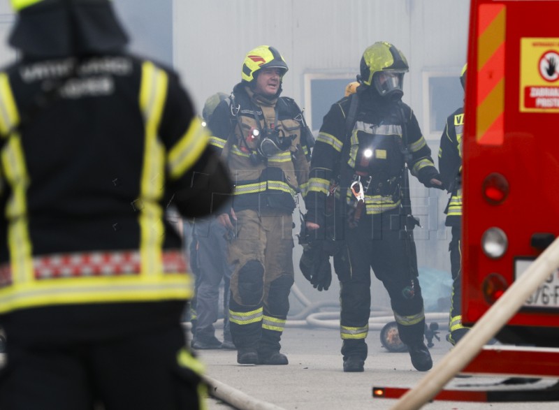 Izbio požar u skladištu guma u Sesvetama, ozlijeđeni radnici