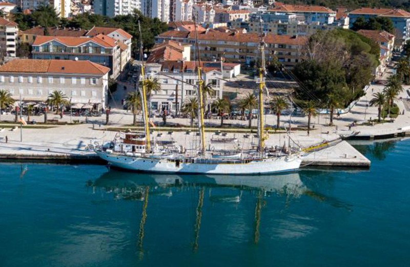 Školski brod "Jadran" na vezu u Tivtu