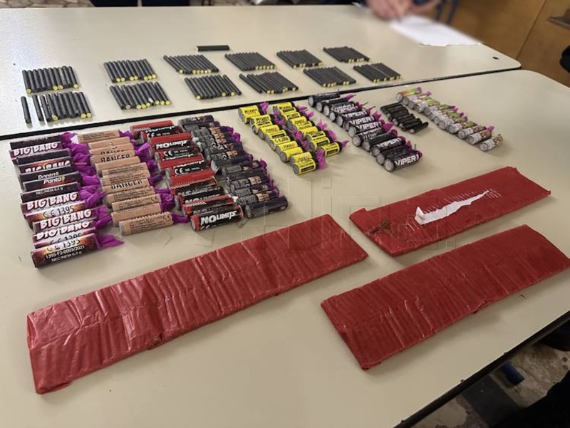 Policija kod maloljetnika u Dugavama pronašla zabranjenu pirotehniku