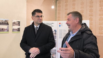 U Petrinji na petu godišnjicu razornog potresa izložba fotografija Hine 