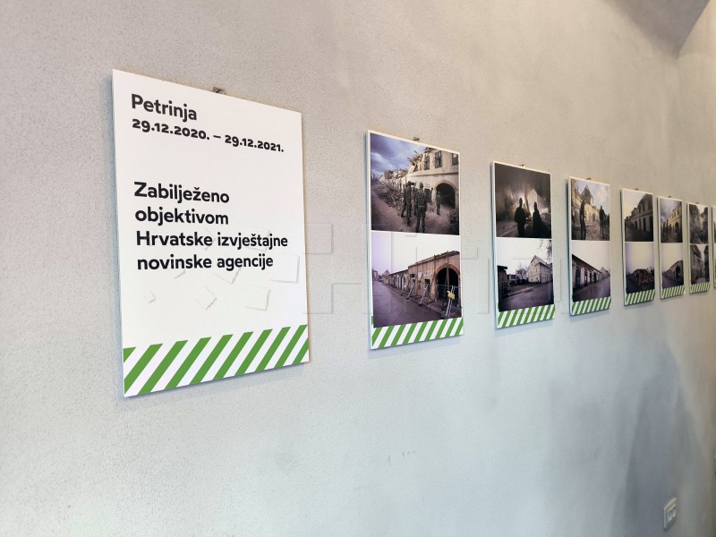 U Petrinji na petu godišnjicu razornog potresa izložba fotografija Hine 