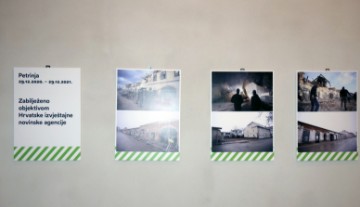 U Petrinji na petu godišnjicu razornog potresa izložba fotografija Hine 
