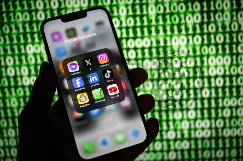 FILES-FRANCE-INTERNET-SOCIAL NETWORKING-INFLUENCERS-POLITICS