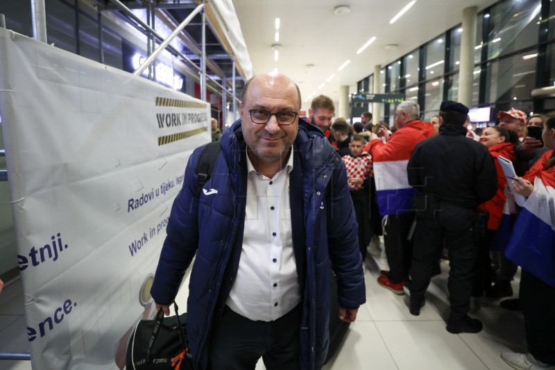 Rukometaši se vratili u Hrvatsku, na aerodromu ih dočekali navijači