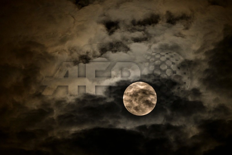 TOPSHOT-PANAMA-MOON-FEATURES