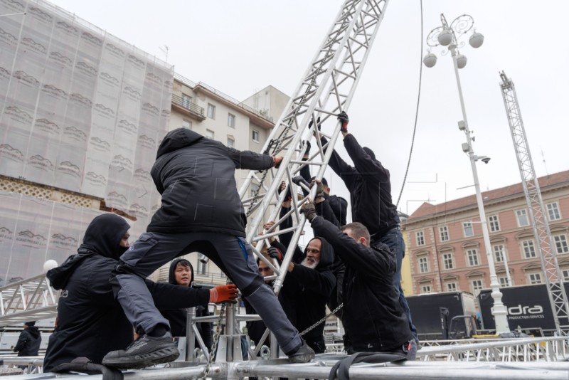 Postavljanje pozornice na Trgu bana Jelačića