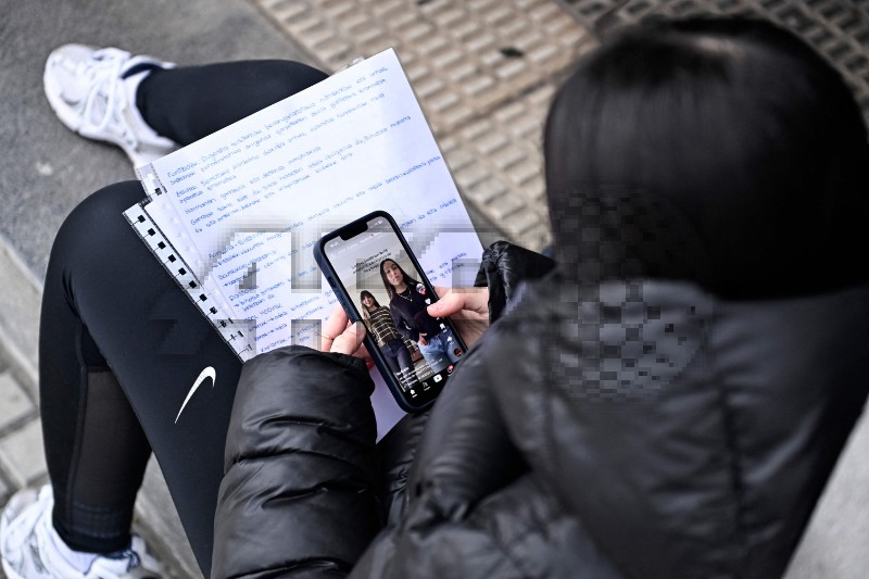 SPAIN-GOVERNMENT-CHILDREN-SOCIAL MEDIA
