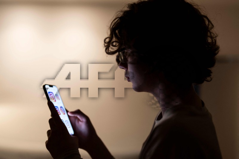SPAIN-GOVERNMENT-CHILDREN-SOCIAL MEDIA