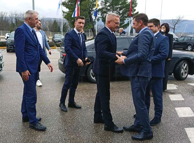 Potpisani ugovori o izgradnji mosta kod Čapljine i za zrakoplovnu vezu Mostar-Zagreb