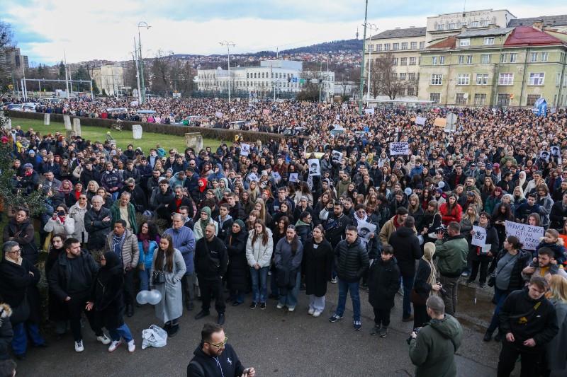 Sarajevo: Tisuće na skupu potpore žrtvama teške nesreće, traže odgovornost