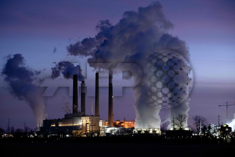 US-TRUMP-WORKS-TO-REVIVE-US-COAL-INDUSTRY-WITH-PENTAGON-CONTRACT