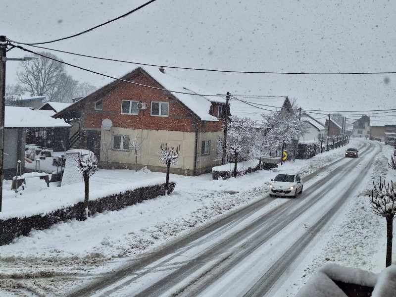 Na sjeveru i 25 cm snijega, zatvoreni dijelovi autoceste, nestalo struje