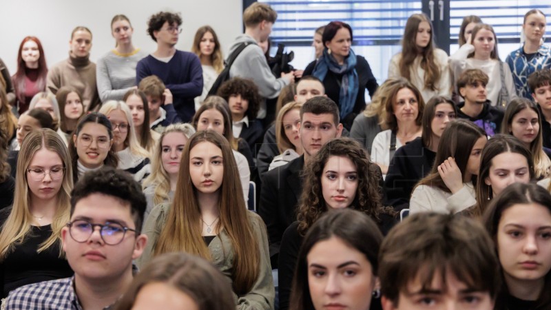 Glavak: Digitalna zrelost: gdje je granica i treba li je postaviti?